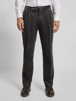 Spodnie sztruksowe o kroju regular fit z zakładkami w pasie MCNEAL