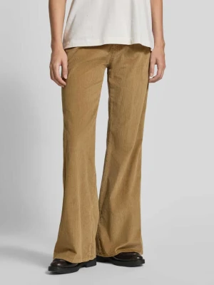 Spodnie sztruksowe o rozkloszowanym kroju z wpuszczanymi kieszeniami w stylu francuskim model ‘MAINE’ BRAX