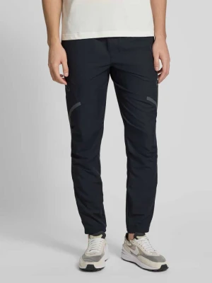 Spodnie treningowe o kroju relaxed fit z kieszeniami cargo model ‘Unstoppable’ Under Armour