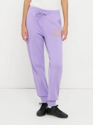 Spodnie treningowe Versace Jeans Couture liliowy