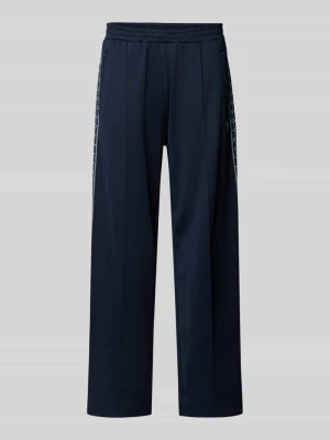 Spodnie treningowe z zaszewką, nakładaną tasiemką i obszyciem z logo REVIEW