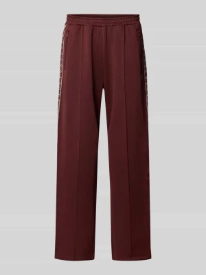 Spodnie treningowe z zaszewką, nakładaną tasiemką i obszyciem z logo REVIEW