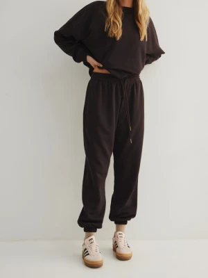 Spodnie typu jogger w kolorze DARK CHOCOLATE - AUSTIN-L Marsala
