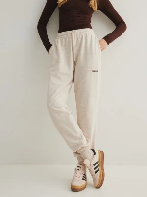 Spodnie typu jogger w kolorze LATTE MELANGE - AUSTIN-XL Marsala