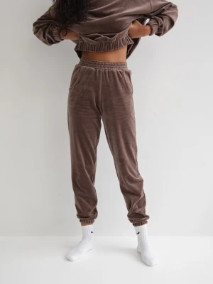 Spodnie typu jogger wykonane z weluru w kolorze DEEP TAUPE - DISPLAY VELVET-XL Marsala