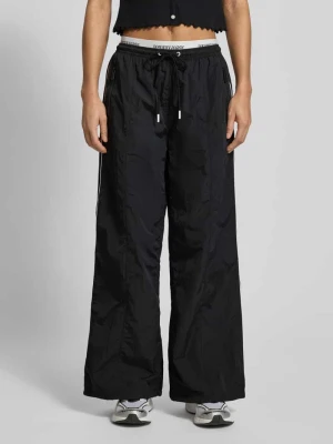 Spodnie typu track pants o kroju regular fit z paskami w kontrastowym kolorze Tommy Jeans