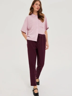 Spodnie w kant z prostymi nogawkami burgundowe Moodo