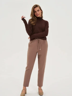 Spodnie w kant z prostymi nogawkami ciemnobeżowe Moodo
