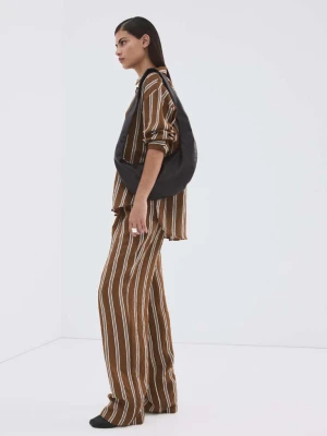 Spodnie w paski z zaszewkami brązowy - Kobieta - - MANGO