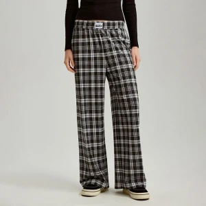 Spodnie wide leg w czarno-białą kratkę House