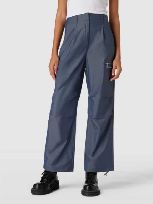 Spodnie z boczną kieszenią zapinaną na zamek błyskawiczny Calvin Klein Jeans