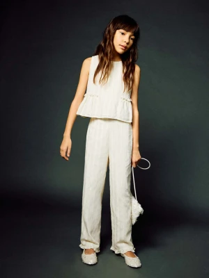 Spodnie z fakturą i falbaną u dołu kremowy / écru - Dzieci - lata - MANGO KIDS