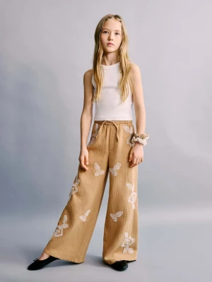 Spodnie z haftowaną fakturą musztardowy - Dzieci - lata - MANGO KIDS