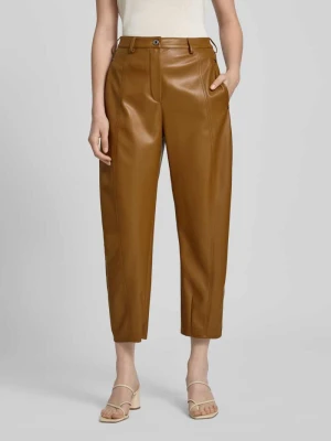 Spodnie z imitacji skóry o kroju tapered fit z ozdobnymi szwami MM