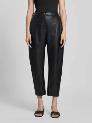 Spodnie z imitacji skóry o kroju tapered fit z ozdobnymi szwami MM