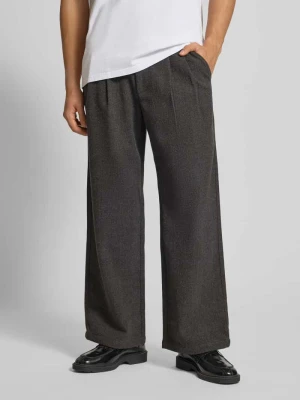 Spodnie z plisami i kieszeniami z tyłu PROHIBITED