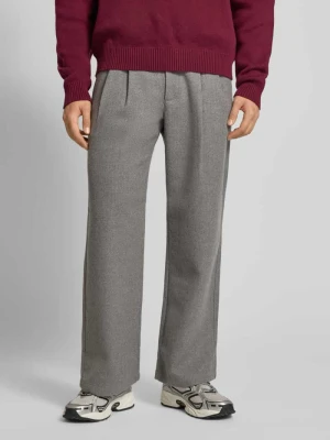 Spodnie z plisami i kieszeniami z tyłu PROHIBITED