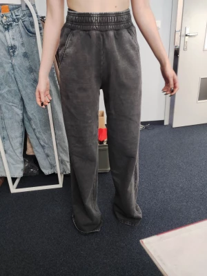 Spodnie z szerokimi nogawkami w kolorze FADED GREY - MEMPHIS-M Marsala
