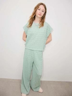 Spodnie z teksturą bladozielony - Dzieci - lata - MANGO KIDS