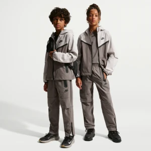 Spodnie z tkaniny dla dużych dzieci (chłopców) Nike Tech - Szary