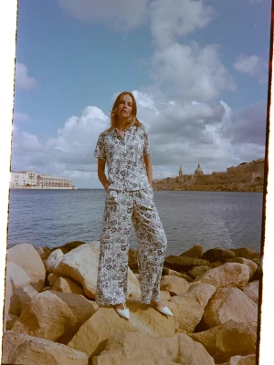 Spodnie z wiskozy z nadrukiem granatowe Moodo