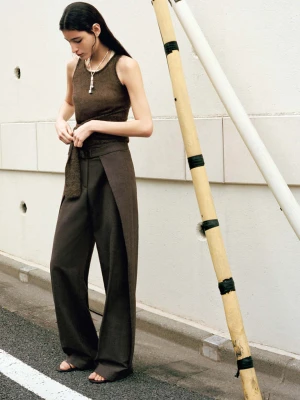 Spodnie z zakładkami i paskiem brązowy - Kobieta - - MANGO