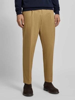 Spodnie z zakładkami w pasie o kroju tapered z mieszanki bawełny model ‘PERINO’ Boss