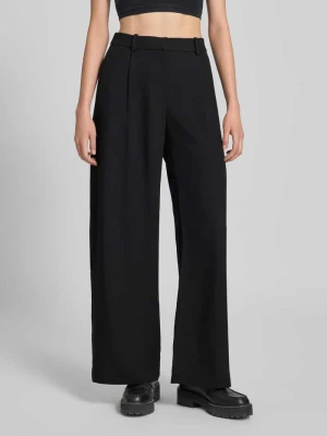 Spodnie z zakładkami w pasie, szeroką nogawką i szlufkami na pasek model ‘Dara’ Weekday
