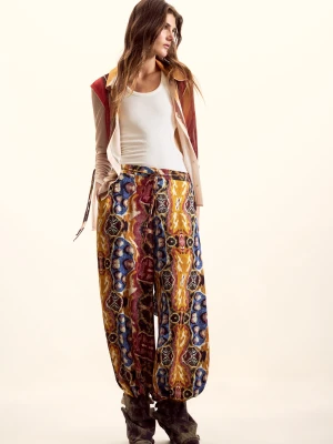 Spodnie zaprojektowane przez Mr. Christian Lacroix Desigual