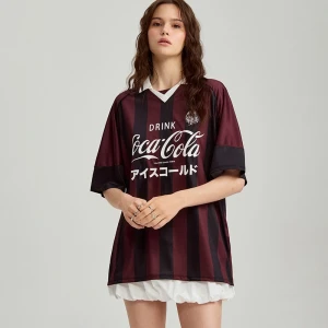 Sportowa koszulka oversize w paski z nadrukiem Coca-Cola House