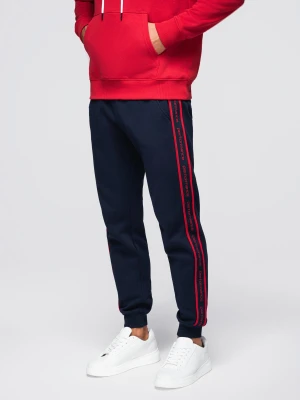 Sportowe spodnie męskie jogger z lampasami – granatowe V3 - Rozmiar: L Ombre Clothing