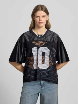 Sportowy trykot z koronki z elementami nadruku REVIEW