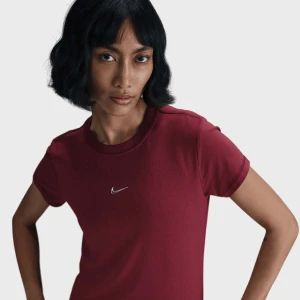 Sportswear Chill Knit Slim Cropped T-Shirt, markiNike, T-Shirty i Polo, w kolorze czerwony, rozmiar: