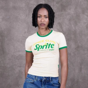 Sprite x SNIPES Spice Club Baby Tee kobiety T-Shirty i Polo beż rozmiar Odzież