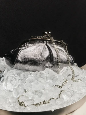 Srebrna kopertówka z naturalnej skóry TARANKO