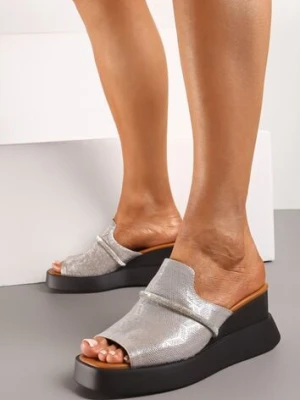 Srebrne Klapki z Ekoskóry na Koturnie z Szerokim Paskiem Ozdobionym Cyrkoniami Hrissa