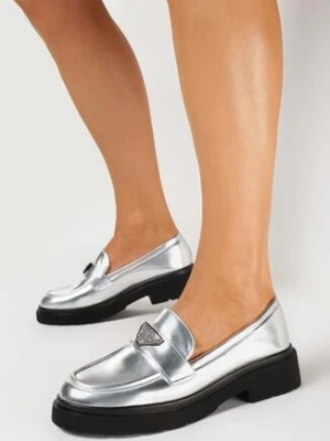Srebrne Mokasyny Ozdobione Biżuteryjną Klamerką Xirela