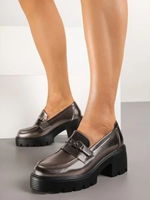 Srebrne Półbuty w Stylu Loafersów na Obcasie Zdobione Łańcuszkiem Felarionis