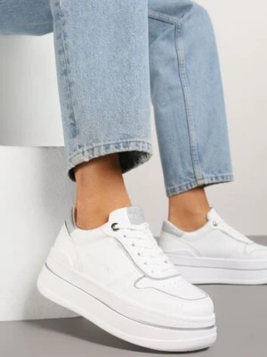 Biało-Srebrne Sneakersy na Platformie Ozdobione Brokatem i Napisem Udivoria