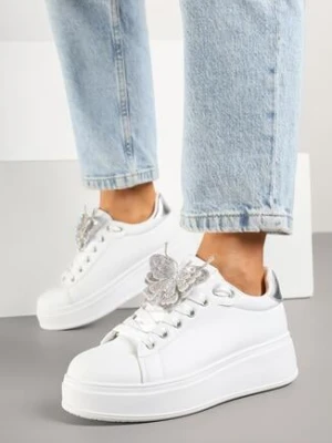 Biało-Srebrne Sneakersy na Platformie z Odpinaną Aplikacją w Kształcie Motyla Ravlimi