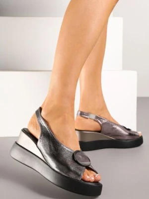 Srebrne Wsuwane Sandały ze Skóry Naturalnej na Koturnie z Metalową Aplikacją Risspa vices