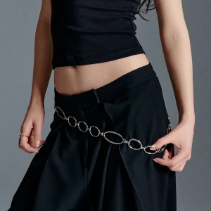 Srebrny pasek z metalowymi oczkami House