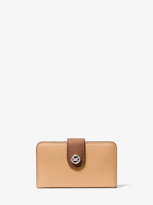Średni portfel ze skóry groszkowej z ozdobą MK Pop Michael Kors PEANUT MULTI (Brązowy)