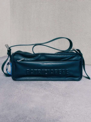 Średnia skórzana torba crossbody (IM)PERFECTION Patrizia Pepe granatowy