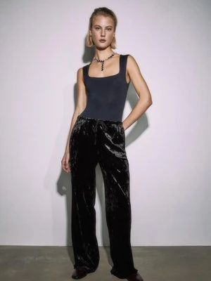 Stradivarius Aksamitne spodnie z lejącego materiału  Czarny