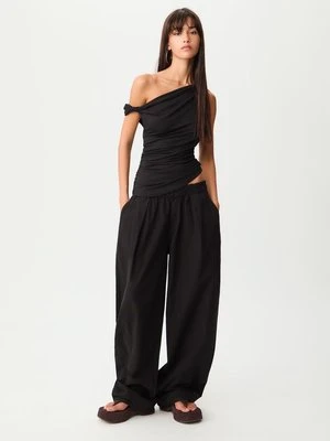 Stradivarius Asymetryczna koszulka z marszczeniami w grochy  Czarny