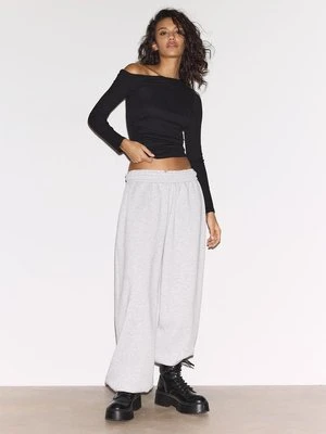 Stradivarius Asymetryczna koszulka z marszczeniem  Czarny