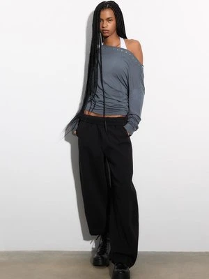 Stradivarius Asymetryczna koszulka z ćwiekami  Ciemnoszary