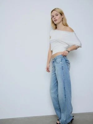 Stradivarius Asymetryczna koszulka z nitami  Ecru