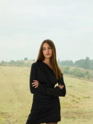 Stradivarius Asymetryczna krótka sukienka  Czarny